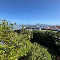 Hyggeligt hjem med fantastisk panoramaudsigt over Tórshavn og tæt på smuk færøsk natur.