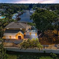 Sunny waterfront home in paradise! Kayaks, paddleboard, bikes with easy access to Old Florida Charm!