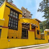 Residencia de lujo dentro de fraccionamiento en el Bosque