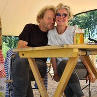 Kleurrijke dijkwoning dicht bij zee met uitzicht over de polders en grote zonnige tuin