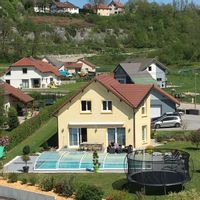 maison de Julien Jura avec piscine au cœur du pays des lacs
