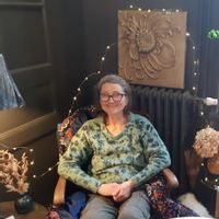 La maison de Marie C'est une maison au coeur de Léhon (maintenant rattaché à Dinan)), tout près de l'abbaye, du vieux château et de la Rance (la rivière). Il y a 3 commerces (boulangerie, boucherie, boutique de vêtements).