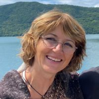 Sous les chênes centenaires, contre la forêt