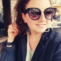 Petite maison en brique. Idéal pour jeune couple souhaitant visiter Rouen et ses alentours. Si vous êtes véhiculés c’est encore mieux sinon le train passe au houlme et vous dépose à la gare de Rouen rive droite. Il y’a aussi des bus qui font la liaisons