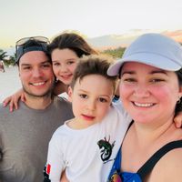 Large family house with pool and car. Perfect location to visit Montreal and surrounding